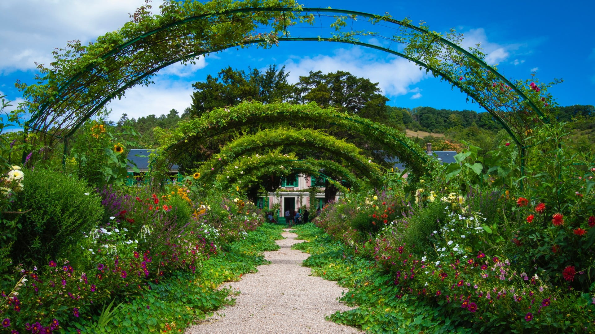 english-landscape-garden-hillside-garden-front-house-landscaping